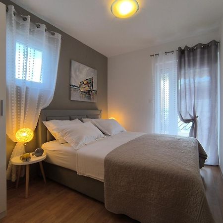 Villa Seaview With Pool - Apartment Yellow Трогир Екстериор снимка