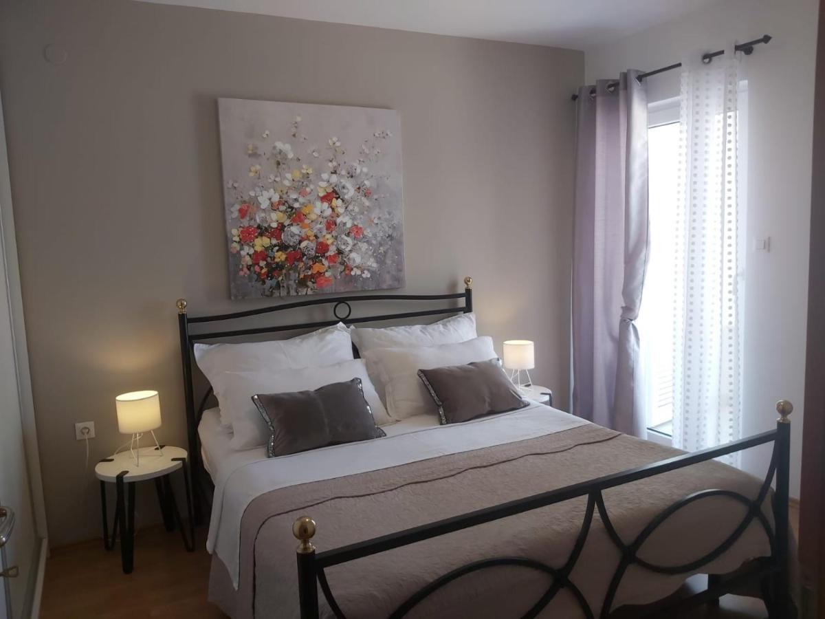 Villa Seaview With Pool - Apartment Yellow Трогир Екстериор снимка
