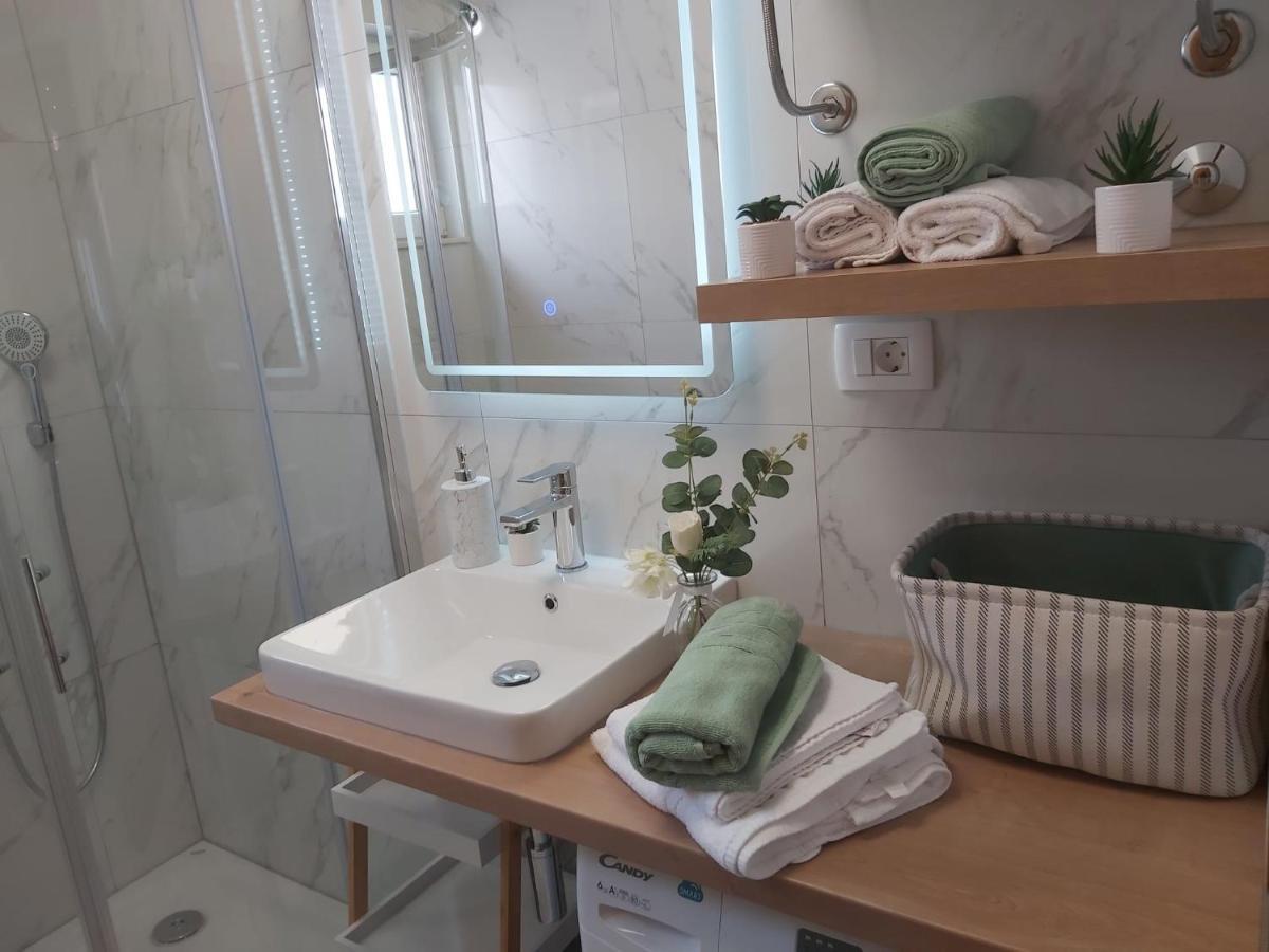 Villa Seaview With Pool - Apartment Yellow Трогир Екстериор снимка