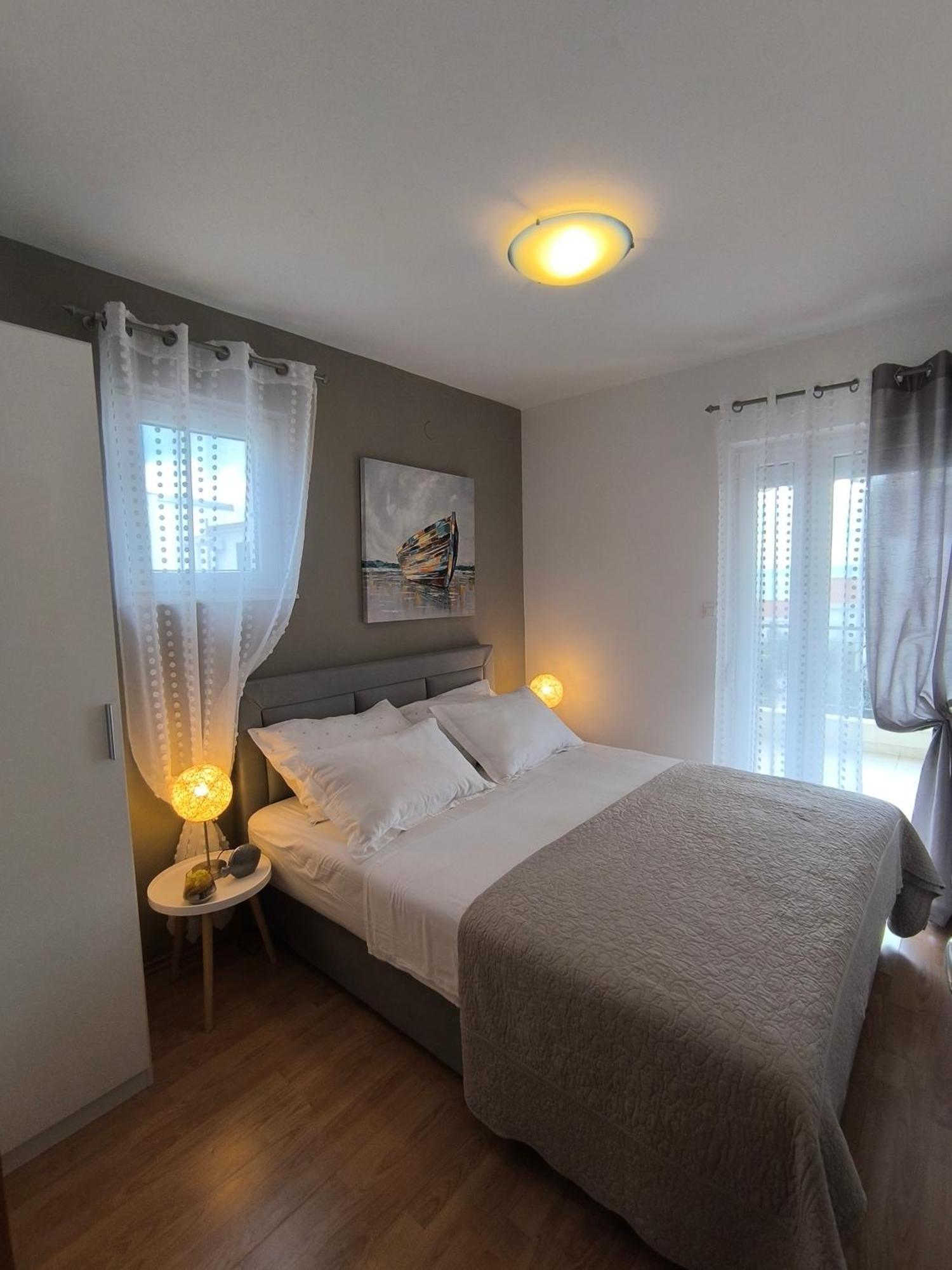 Villa Seaview With Pool - Apartment Yellow Трогир Екстериор снимка