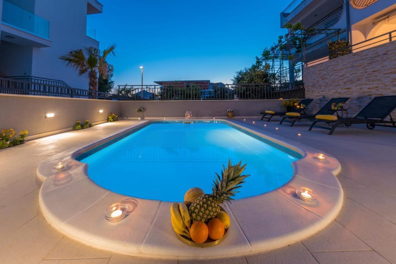 Villa Seaview With Pool - Apartment Yellow Трогир Екстериор снимка