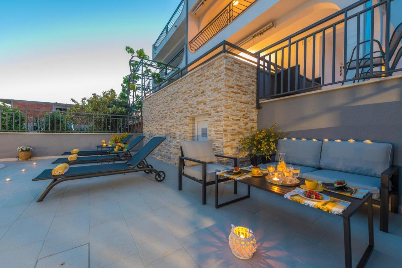 Villa Seaview With Pool - Apartment Yellow Трогир Екстериор снимка