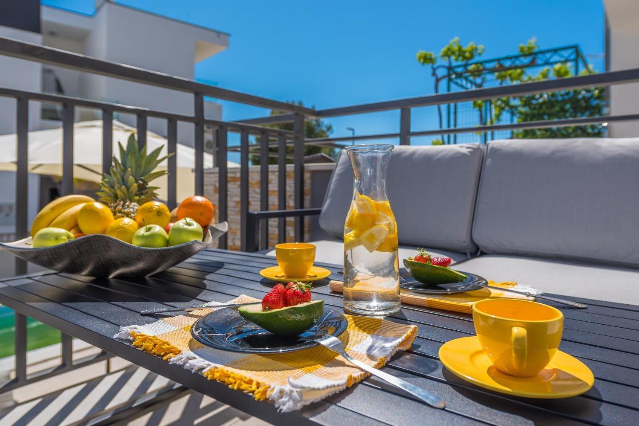 Villa Seaview With Pool - Apartment Yellow Трогир Екстериор снимка